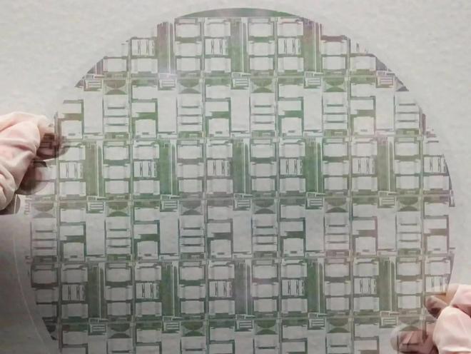 Anthropic 寻求 100 亿美元新融资；《恋与深空》获科隆展最佳移动游戏奖；脑瘫司机靠特斯拉 FSD 开车养家(图10)