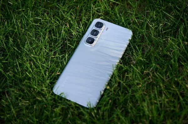 中国品牌发布全球最薄的3D曲面屏手机 机身595mm(图1)